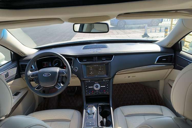 Used Ford Taurus 2015 EcoBoost 245 Luxury Model Center Console