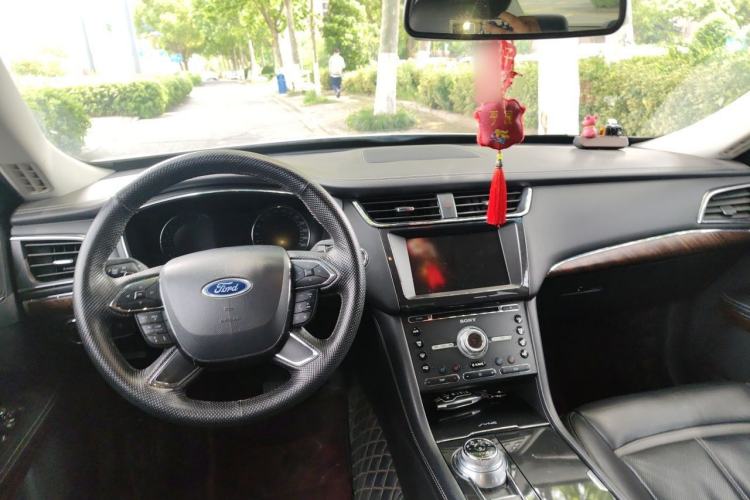 Used Ford Taurus 2015 EcoBoost 325 V6 Flagship Model Center Console