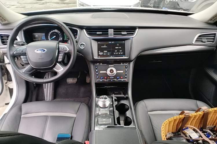 Used Ford Taurus 2015 EcoBoost 245 Luxury Model Center Console