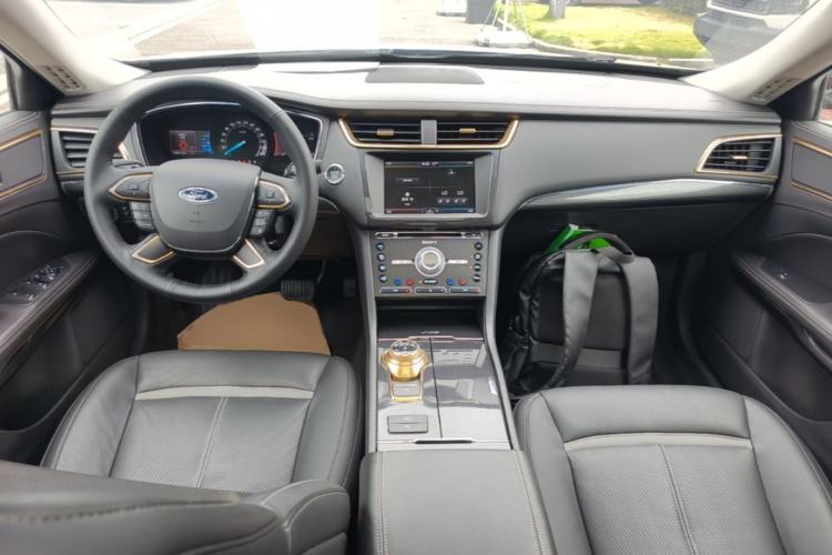 Used Ford Taurus 2015 EcoBoost 245 Luxury Model Center Console