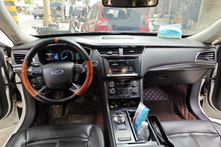 Used Ford Taurus 2015 EcoBoost 245 Fashion Edition Center Console