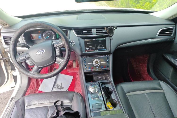 Used Ford Taurus 2015 EcoBoost 245 Luxury Model Center Console