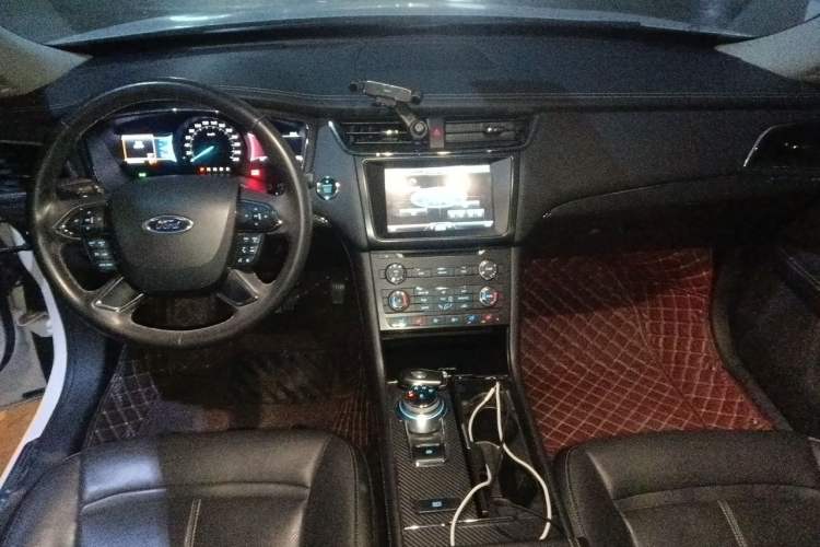 Used Ford Taurus 2015 EcoBoost 245 Fashion Edition Center Console