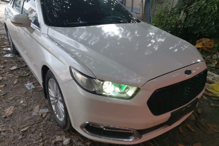 Used Ford Taurus 2015 EcoBoost 245 Fashion Edition Front Right 45 Deg
