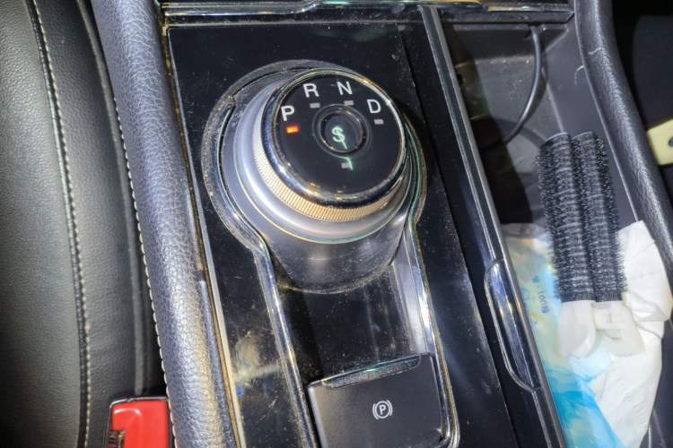 Used Ford Taurus 2015 EcoBoost 245 Fashion Edition Gear Lever