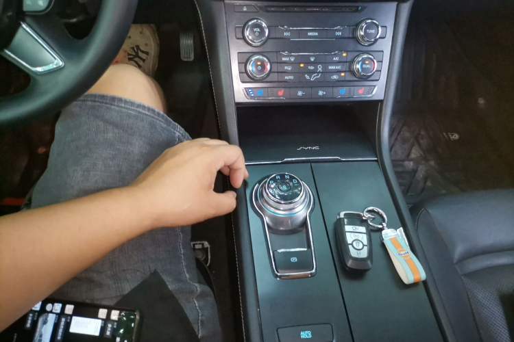 Used Ford Taurus 2015 EcoBoost 245 Fashion Edition Gear Lever