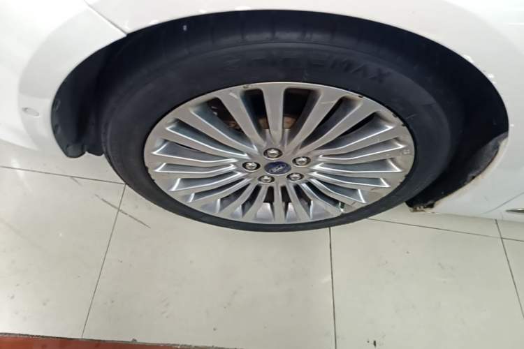 Used Ford Taurus 2015 EcoBoost 245 Ultimate Model Left Front Wheel Hub