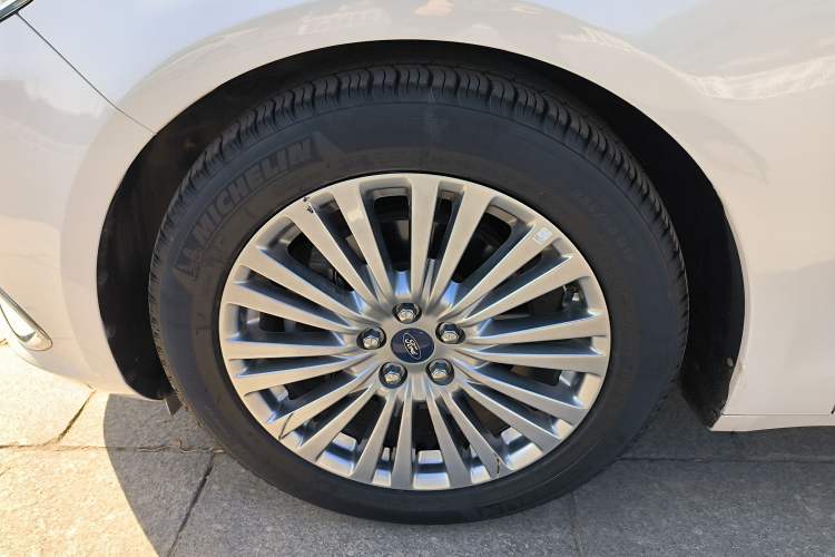 Used Ford Taurus 2015 EcoBoost 245 Luxury Model Left Front Wheel Hub