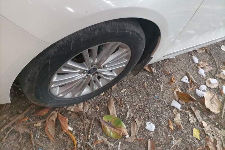 Used Ford Taurus 2015 EcoBoost 245 Fashion Edition Left Front Wheel Hub