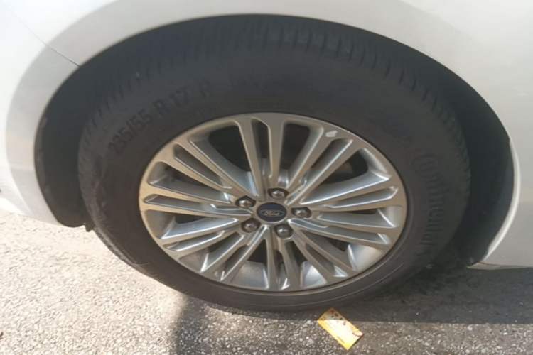 Used Ford Taurus 2015 EcoBoost 245 Fashion Edition Left Front Wheel Hub