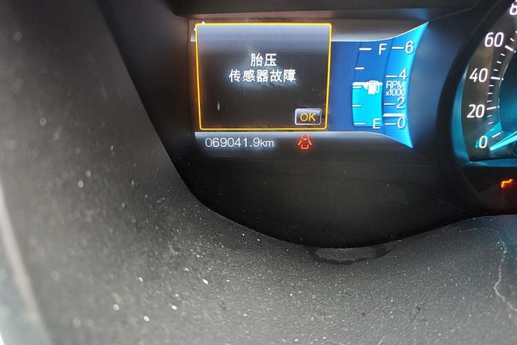 Used Ford Taurus 2015 EcoBoost 245 Fashion Edition Odometer Close Up