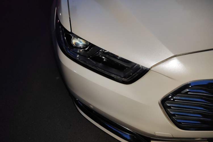 Used Ford Taurus 2015 EcoBoost 245 Luxury Model Right Front Headlight