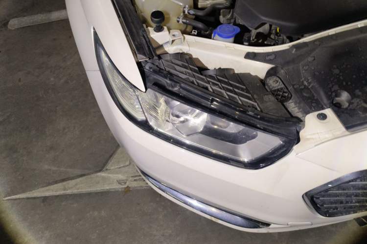 Used Ford Taurus 2015 EcoBoost 245 Fashion Edition Right Front Headlight