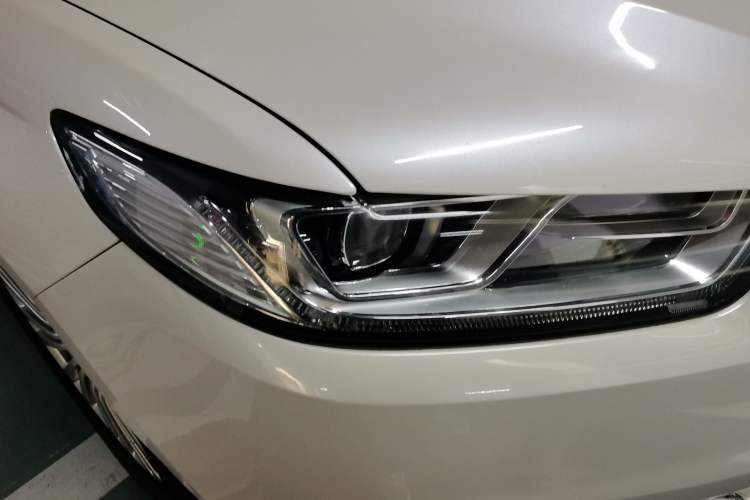 Used Ford Taurus 2015 EcoBoost 245 Ultimate Model Right Front Headlight
