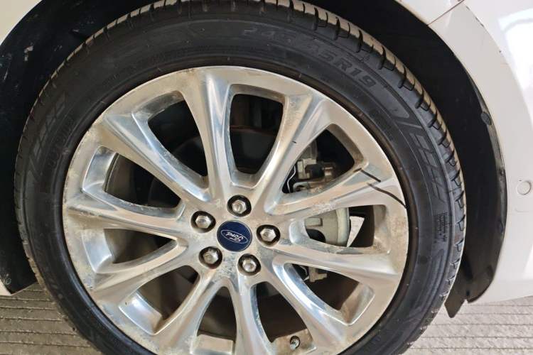 Used Ford Taurus 2015 EcoBoost 325 V6 Flagship Model Right Front Wheel Hub
