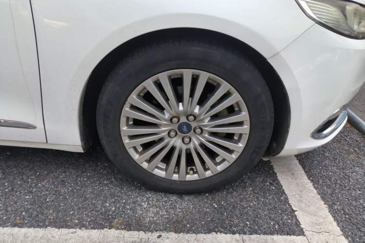 Used Ford Taurus 2015 EcoBoost 245 Luxury Model Right Front Wheel Hub