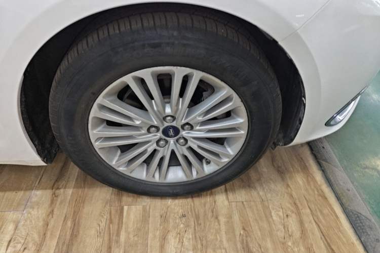 Used Ford Taurus 2015 EcoBoost 245 Fashion Edition Right Front Wheel Hub