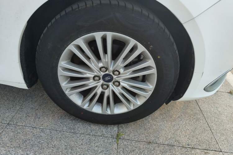 Used Ford Taurus 2015 EcoBoost 245 Fashion Edition Right Front Wheel Hub