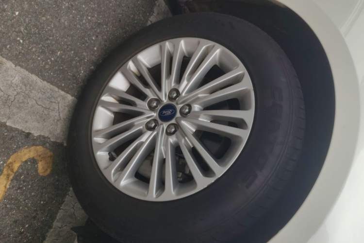 Used Ford Taurus 2015 EcoBoost 245 Fashion Edition Right Front Wheel Hub