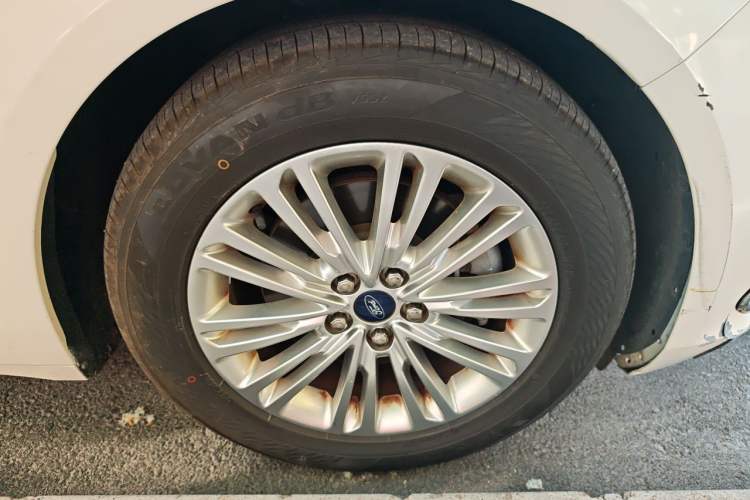 Used Ford Taurus 2015 EcoBoost 245 Fashion Edition Right Front Wheel Hub