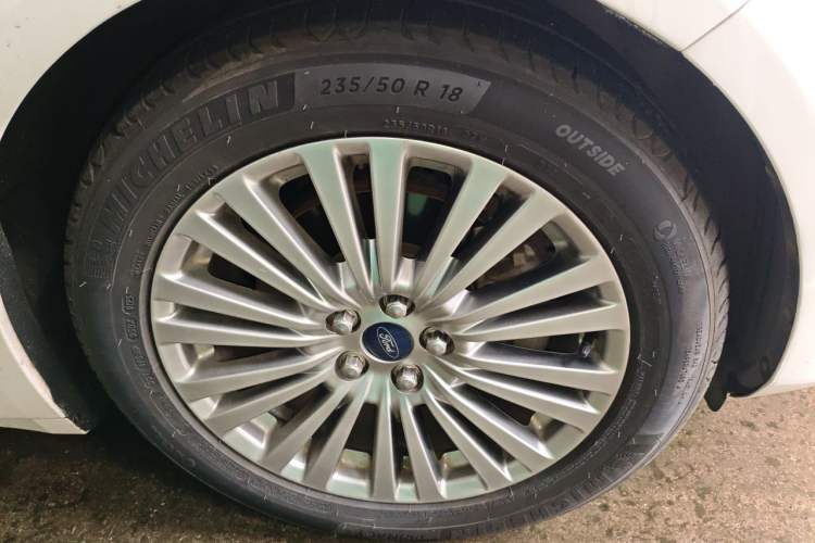 Used Ford Taurus 2015 EcoBoost 245 Luxury Model Right Front Wheel Hub