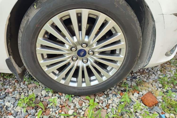 Used Ford Taurus 2015 EcoBoost 245 Luxury Model Right Front Wheel Hub