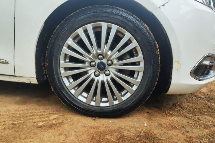 Used Ford Taurus 2015 EcoBoost 245 Luxury Model Right Front Wheel Hub