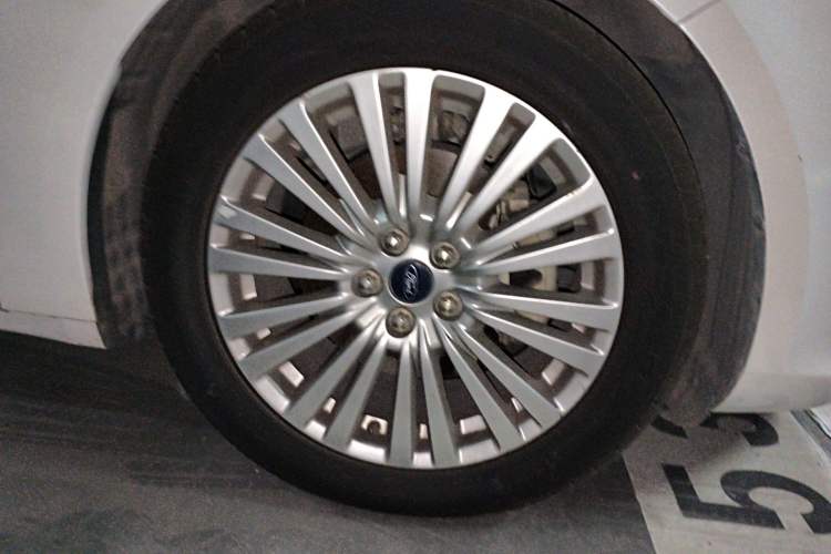 Used Ford Taurus 2015 EcoBoost 245 Luxury Model Right Front Wheel Hub
