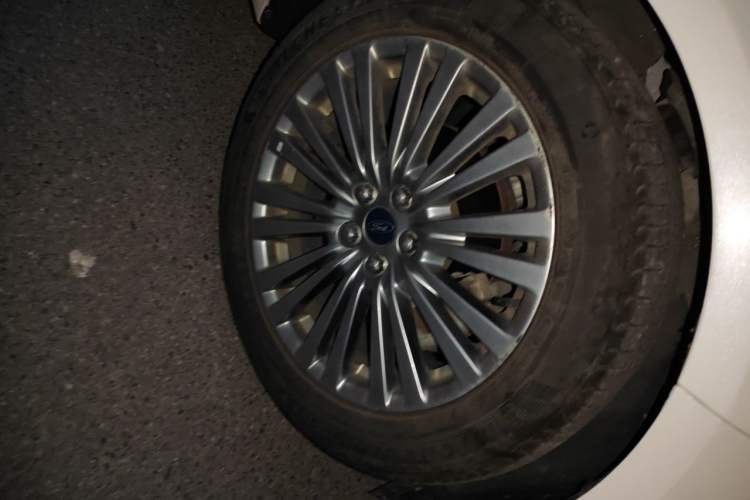 Used Ford Taurus 2015 EcoBoost 245 Luxury Model Right Front Wheel Hub