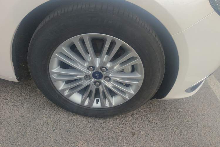 Used Ford Taurus 2015 EcoBoost 245 Fashion Edition Right Front Wheel Hub