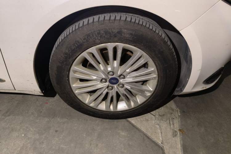 Used Ford Taurus 2015 EcoBoost 245 Fashion Edition Right Front Wheel Hub