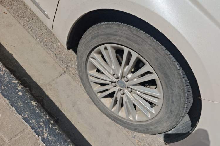 Used Ford Taurus 2015 EcoBoost 245 Fashion Edition Right Front Wheel Hub