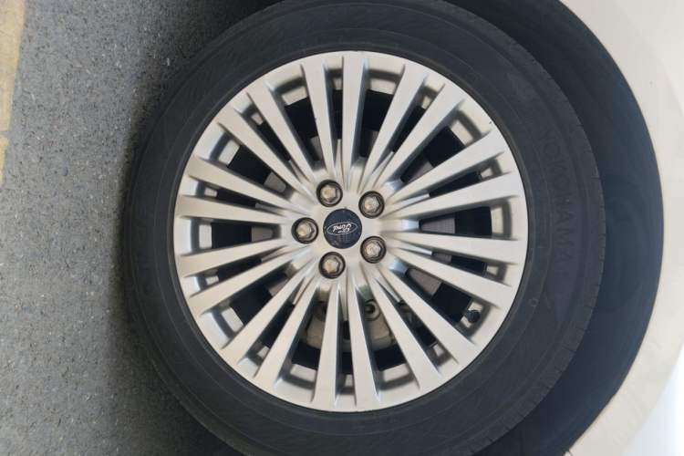 Used Ford Taurus 2015 EcoBoost 245 Luxury Model Right Front Wheel Hub