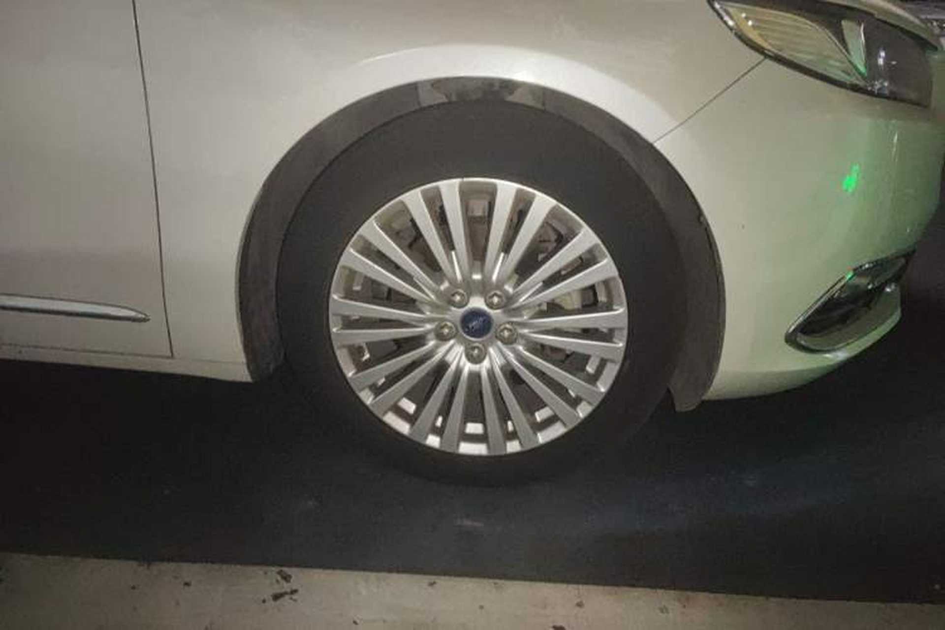 Used Ford Taurus 2015 EcoBoost 245 Luxury Model Right Front Wheel Hub