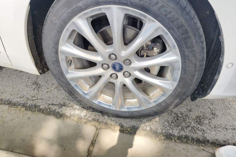 Used Ford Taurus 2015 EcoBoost 325 V6 Flagship Model Right Front Wheel Hub
