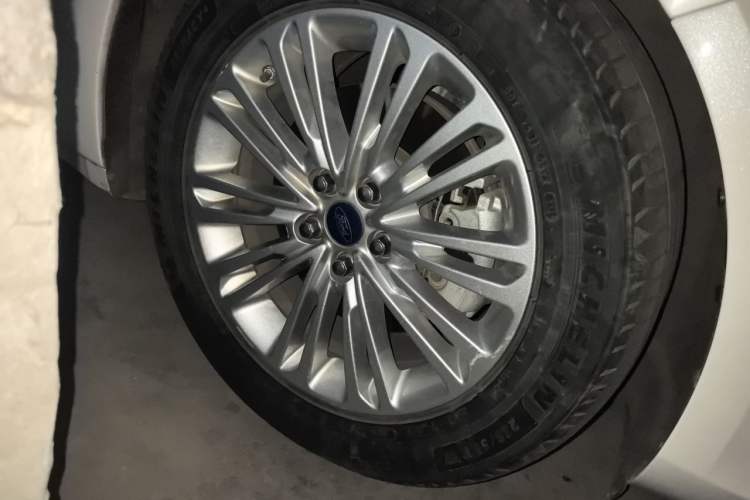 Used Ford Taurus 2015 EcoBoost 245 Fashion Edition Right Front Wheel Hub