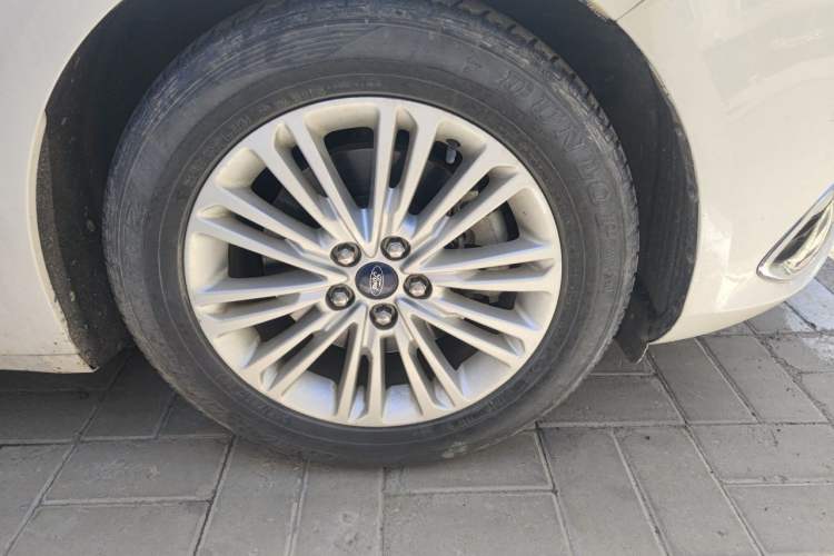 Used Ford Taurus 2015 EcoBoost 245 Fashion Edition Right Front Wheel Hub