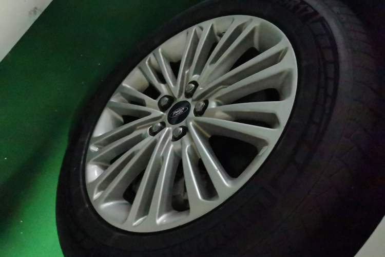 Used Ford Taurus 2015 EcoBoost 245 Fashion Edition Right Front Wheel Hub