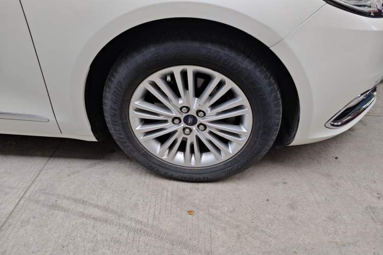 Used Ford Taurus 2015 EcoBoost 245 Fashion Edition Right Front Wheel Hub