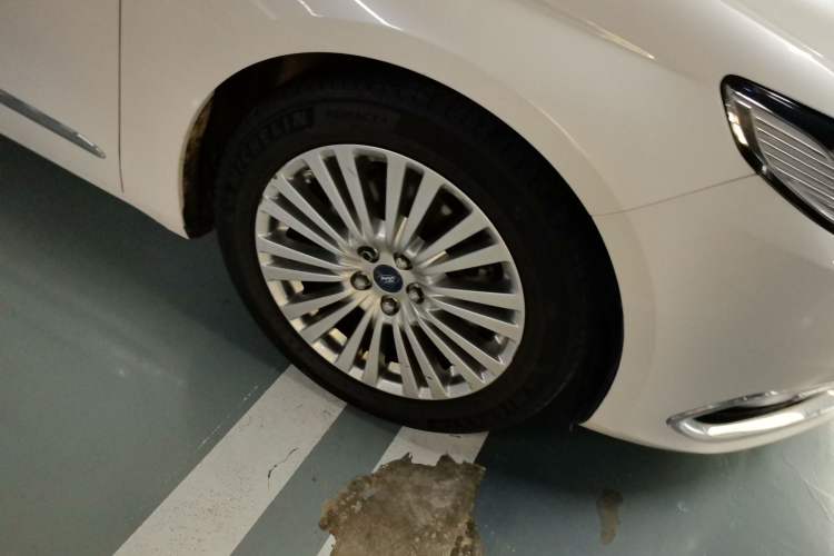 Used Ford Taurus 2015 EcoBoost 245 Ultimate Model Right Front Wheel Hub