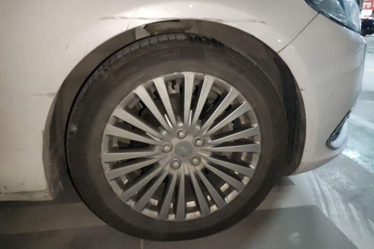 Used Ford Taurus 2015 EcoBoost 245 Fashion Edition Right Front Wheel Hub