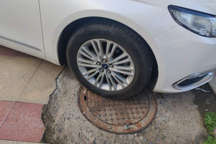 Used Ford Taurus 2015 EcoBoost 245 Fashion Edition Right Front Wheel Hub