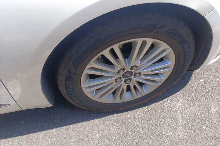 Used Ford Taurus 2015 EcoBoost 245 Fashion Edition Right Front Wheel Hub