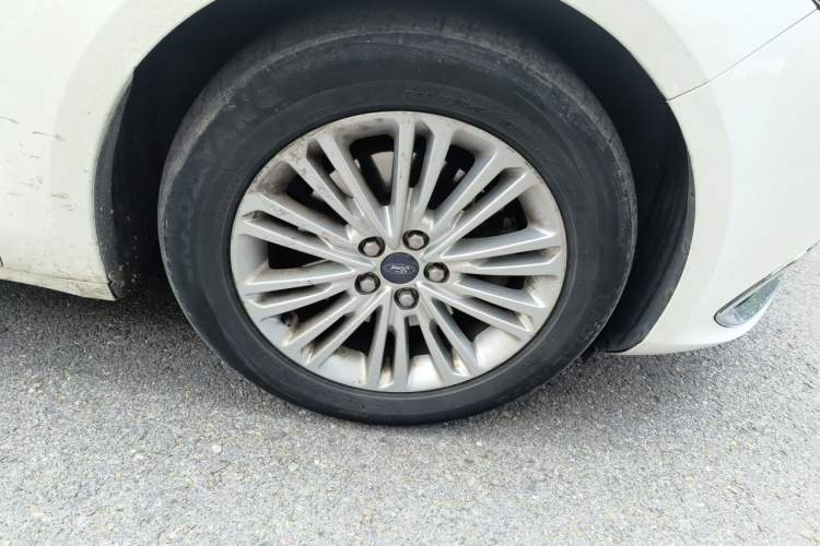 Used Ford Taurus 2015 EcoBoost 245 Fashion Edition Right Front Wheel Hub