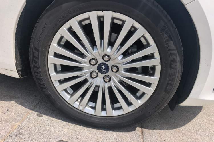 Used Ford Taurus 2015 EcoBoost 245 Luxury Model Right Front Wheel Hub
