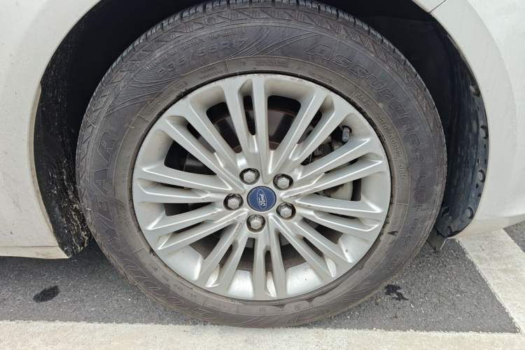 Used Ford Taurus 2015 EcoBoost 245 Fashion Edition Right Front Wheel Hub