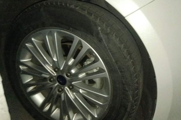 Used Ford Taurus 2015 EcoBoost 245 Fashion Edition Right Front Wheel Hub