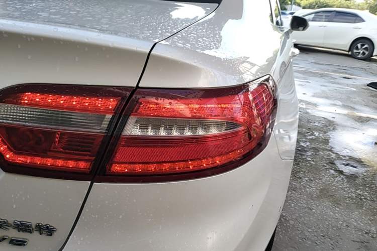 Used Ford Taurus 2015 EcoBoost 325 V6 Flagship Model Right Rear Taillight