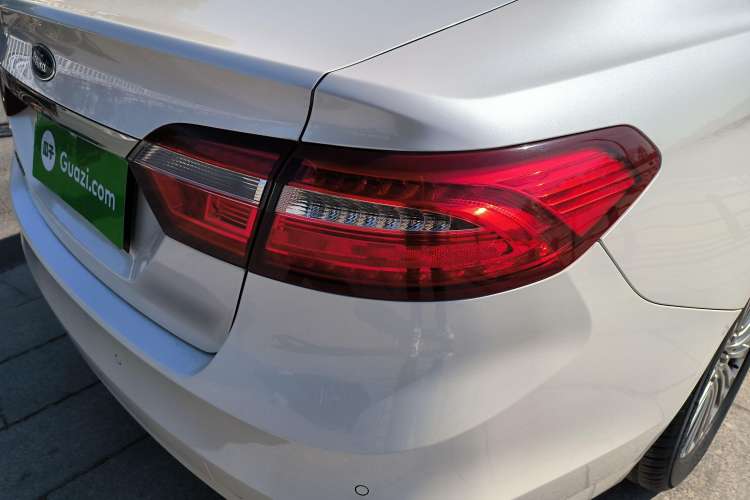 Used Ford Taurus 2015 EcoBoost 245 Luxury Model Right Rear Taillight