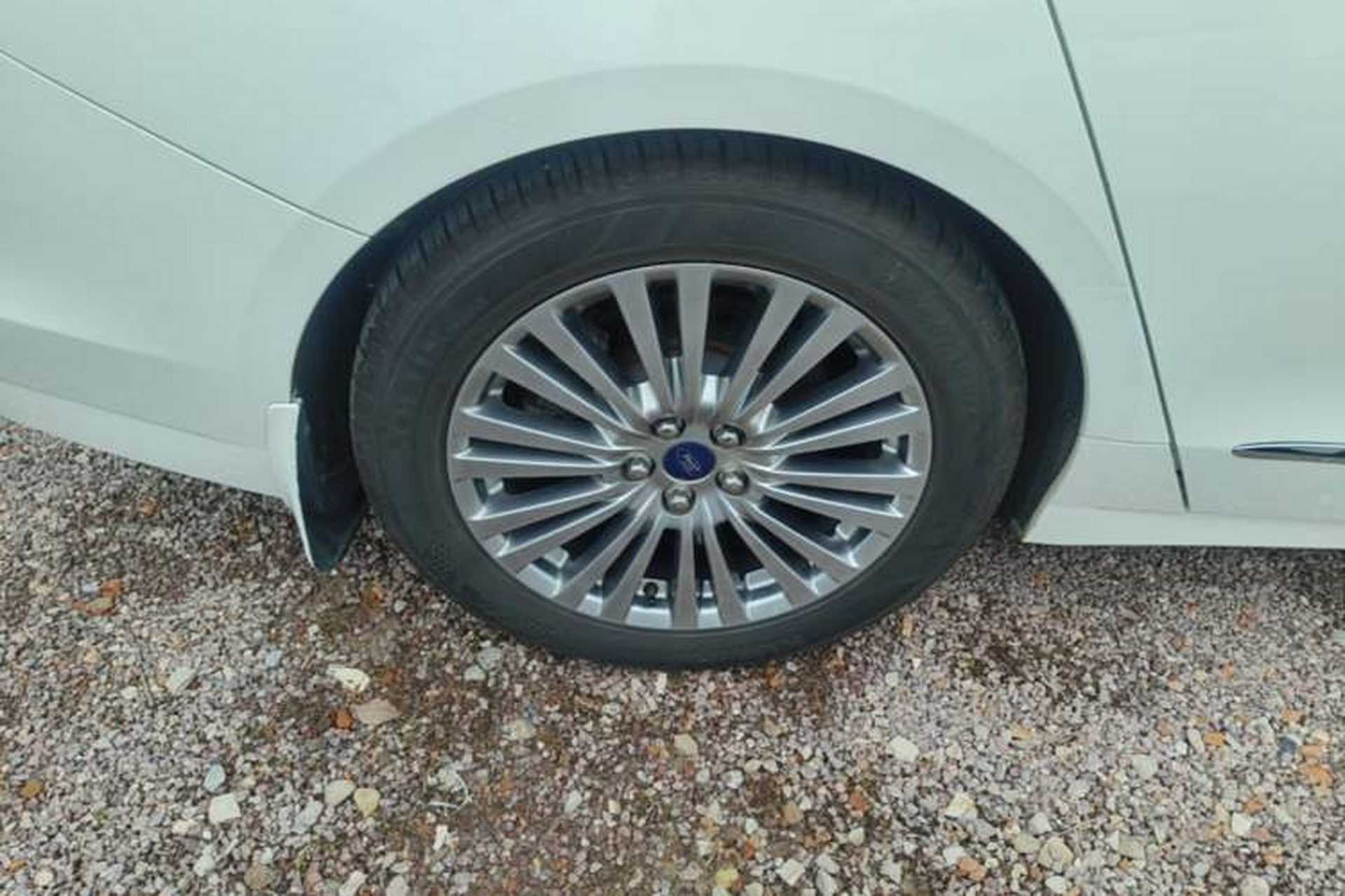 Used Ford Taurus 2015 EcoBoost 245 Luxury Model Right Rear Wheel Hub
